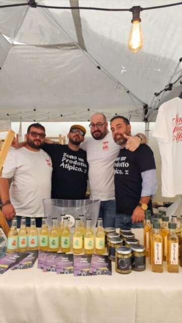 VADO AL MASSIMO 🏃‍♂️💨 Vado al Festival del Recupero di Pianetto!

Hai presente quando peli frutta e verdura 🍎🥕 e le bucce finiscono dritte nell'umido?

Hai presente quando camminando in campagna pensi "Ma quante erbacce?!" 🌱

Hai presente quando in macelleria scegli solo il filetto 🧐 perché il quinto quarto è troppo poco nobile per vossignoria?

Ecco... Tutto quello che butteresti via, a Pianetto finisce nelle mani di chef, gelatieri, bartender e artigiani pazzeschi 😍 che sanno che quei materiali hanno un valore nascosto - e li trasformano in cose buonissime!

C'eravamo anche noi, con le kombucha e con due prodotti nuovissimi e 100% recupero: il nostro "ACITU"💧, aceto di kombucha classica, e le "Pesche Perse"🍑 (pesche verdi fermentate e conservate in aceto di kombucha) - e c'erano ispirazioni, idee, energie e soprattutto tanti amici ❤️

Grazie a chi è passato, a chi ci ha supportato, a chi ci ha fatto ridere, pensare e soprattutto sognare 💡

#conzagram #tempidirecupero #lazetaemorbida #prodottiatipicisiciliani #prodottiatipici